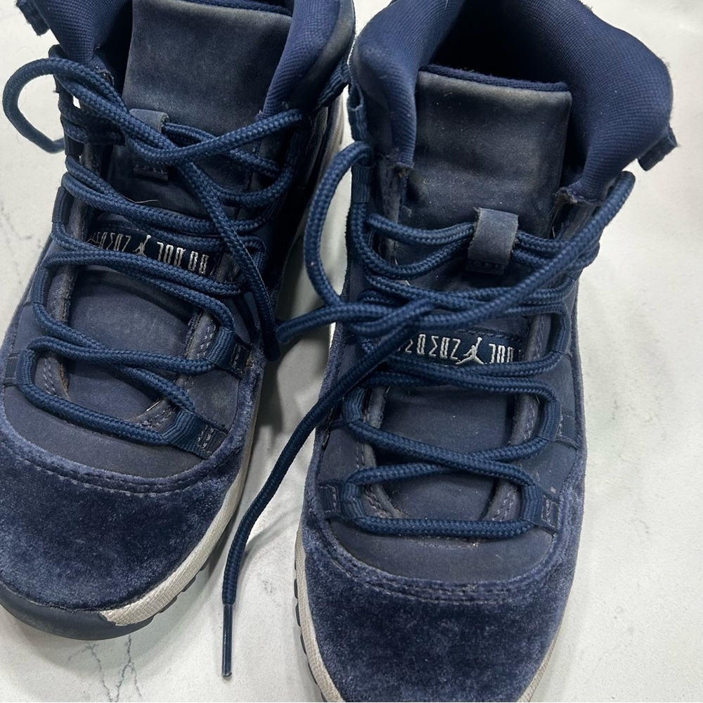 Nike Jordan Retro 11s like new! Comes with Box!
Blue suede